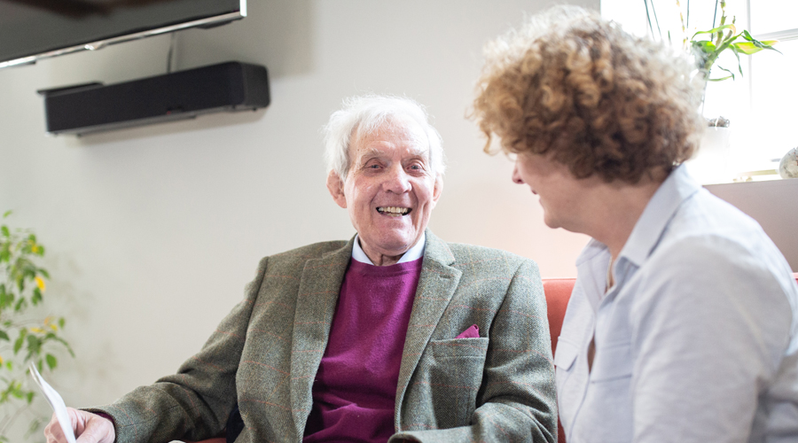 hourly-care-3 client receiving hourly care support